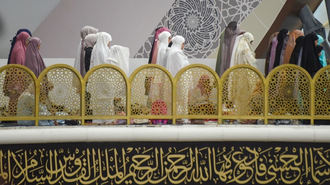 Umat Islam melaksanakan shalat Idul Fitri 1447 Hijriah di Masjid Negara di Kawasan Inti Pusat Pemerintahan (KIPP) di Ibu Kota Nusantara (IKN), Penajam Paser Utara, Kalimantan Timur, Sabtu (21/3/2026).  [[ANTARA FOTO/M Risyal Hidayat/nym]