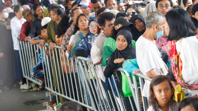 Warga mengantre dan menunggu masuk untuk Halal bihalal bersama Presiden di Istana Negara, Jakarta, Sabtu (21/3/2026). [Suara.com/Alfian Winanto]