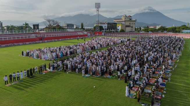 Foto udara umat Islam melaksanakan shalat Idul Fitri 1447 Hijriah di Stadion Gelora Kie Raha Ternate, Maluku Utara, Sabtu (21/3/2026). [ANTARA FOTO/Andri Saputra/nym]