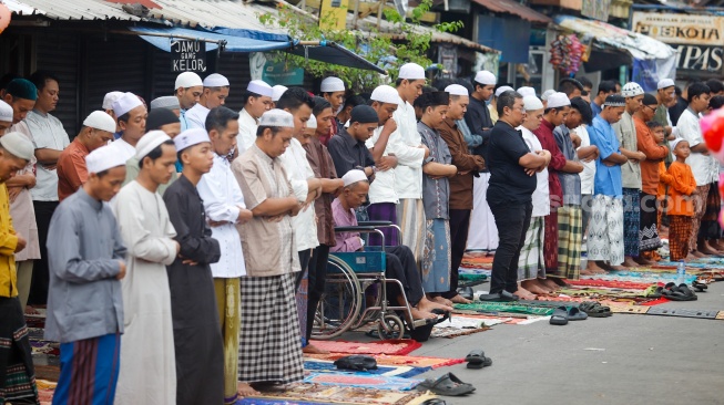 Umat Muslim melaksanakan Salat Idul Fitri 1447 Hijriah di Jatinegara, Jakarta, Jumat (21/3/2026). [Suara.com/Alfian Winanto]