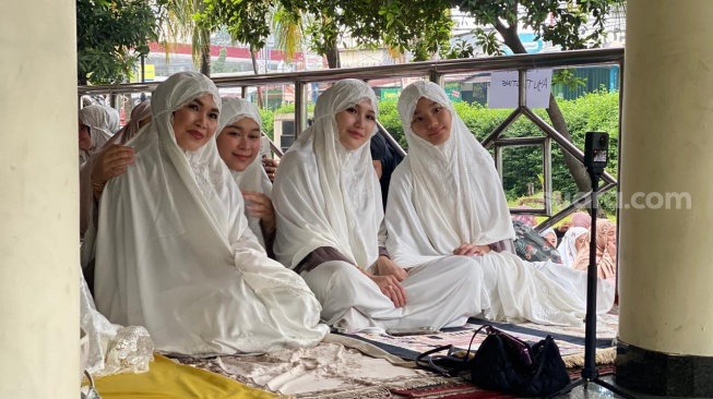 Ayu Ting Ting bersama sang ibu, adik, dan putrinya, Bilqis menjalani salat Id di kawasan Depok, Jawa Barat, Sabtu (21/3/2026). [Tiara Rosana/Suara.com]
