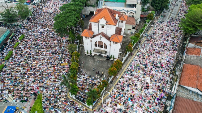 Umat Muslim melaksanakan Salat Idul Fitri 1447 Hijriah di Jatinegara, Jakarta, Jumat (21/3/2026). [Suara.com/Alfian Winanto]
