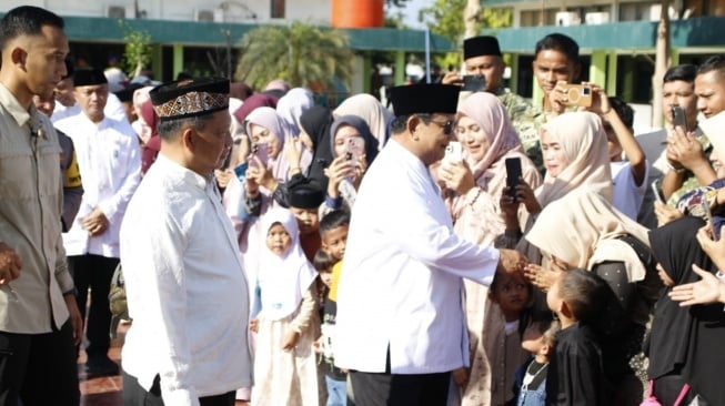 Presiden Prabowo di tengah-tengah penyintas bencana saat Lebaran, bukti Presiden tidak sedikit pun mengurangi perhatian perkembangan rehabilitasi di tiga daerah terdampak (Dok: Kemendagri)
