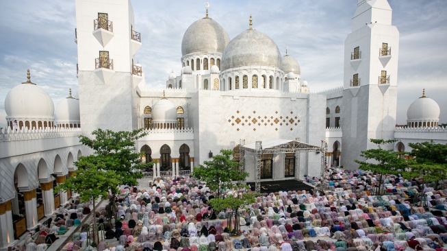 Umat Islam melaksanakan shalat Idul Fitri 1447 H di Masjid Raya Sheikh Zayed, Solo, Jawa Tengah, Sabtu (21/3/2026). [ANTARA FOTO/Mohammad Ayudha/nym]