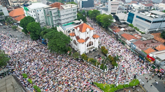 Umat Muslim melaksanakan Salat Idul Fitri 1447 Hijriah di Jatinegara, Jakarta, Jumat (21/3/2026). [Suara.com/Alfian Winanto]