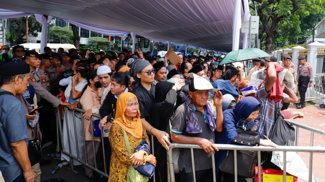 Warga mengantre dan menunggu masuk untuk Halal bihalal bersama Presiden di Istana Negara, Jakarta, Sabtu (21/3/2026). [Suara.com/Alfian Winanto]