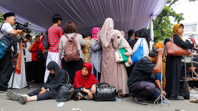 Warga mengantre dan menunggu masuk untuk Halal bihalal bersama Presiden di Istana Negara, Jakarta, Sabtu (21/3/2026). [Suara.com/Alfian Winanto]