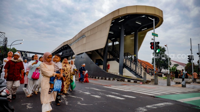 Umat Muslim datang untuk melaksanakan Salat Idul Fitri 1447 Hijriah di Jatinegara, Jakarta, Jumat (21/3/2026). [Suara.com/Alfian Winanto]