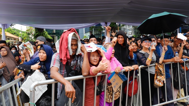 Warga mengantre dan menunggu masuk untuk Halal bihalal bersama Presiden di Istana Negara, Jakarta, Sabtu (21/3/2026). [Suara.com/Alfian Winanto]
