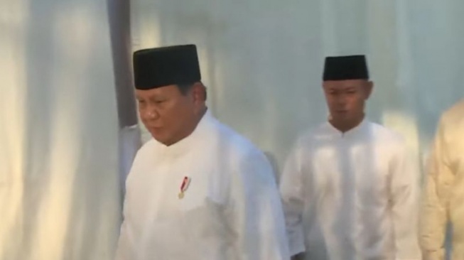 Prabowo Salat Id di Aceh Tamiang, Gabung Warga Huntara di Masjid Darussalam