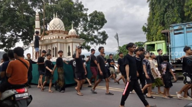 Miniatur masjid diarak untuk pawai takbiran idulfitri 1447 H di Kecamatan Sandubaya Kota Mataram [Suara.com/Buniamin]