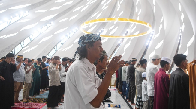 Umat Islam melaksanakan shalat Idul Fitri 1447 Hijriah di Masjid Negara di Kawasan Inti Pusat Pemerintahan (KIPP) di Ibu Kota Nusantara (IKN), Penajam Paser Utara, Kalimantan Timur, Sabtu (21/3/2026). [ANTARA FOTO/M Risyal Hidayat/nym]
