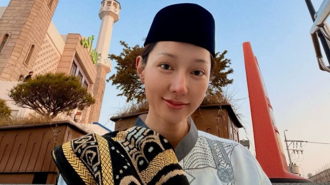 Lucinta Luna Pakai Sarung dan Peci saat Salat Id: Perlahan Memperbaiki Diri...