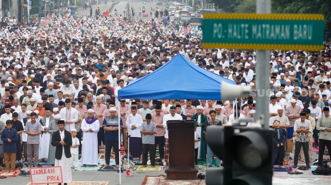 Umat Muslim melaksanakan Salat Idul Fitri 1447 Hijriah di Jatinegara, Jakarta, Jumat (21/3/2026). [Suara.com/Alfian Winanto]