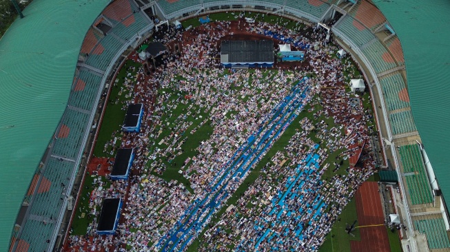 Foto udara Umat Islam melaksanakan shalat Idul Fitri 1447 H di Stadion Pakansari, Kabupaten Bogor, Jawa Barat, Sabtu (21/3/2026). [ANTARA FOTO/Yulius Satria Wijaya/nym]