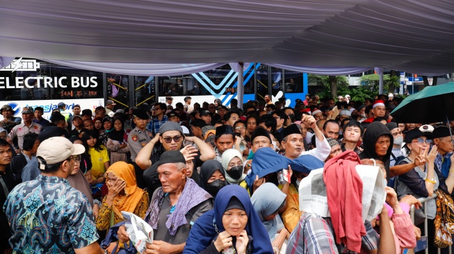 Warga mengantre dan menunggu masuk untuk Halal bihalal bersama Presiden di Istana Negara, Jakarta, Sabtu (21/3/2026). [Suara.com/Alfian Winanto]