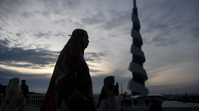 Siluet umat Islam saat berjalan setibanya untuk melaksanakan shalat Idul Fitri 1447 Hijriah di Masjid Negara di Kawasan Inti Pusat Pemerintahan (KIPP) di Ibu Kota Nusantara (IKN), Penajam Paser Utara, Kalimantan Timur, Sabtu (21/3/2026). [ANTARA FOTO/M Risyal Hidayat/nym]
