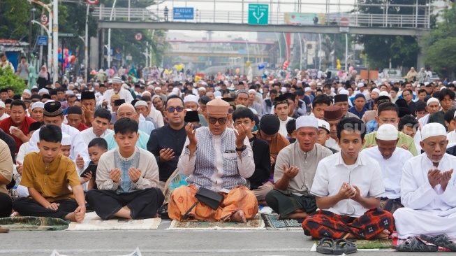 Umat Muslim berdoa usai melaksanakan Salat Idul Fitri 1447 Hijriah di Jatinegara, Jakarta, Jumat (21/3/2026). [Suara.com/Alfian Winanto]