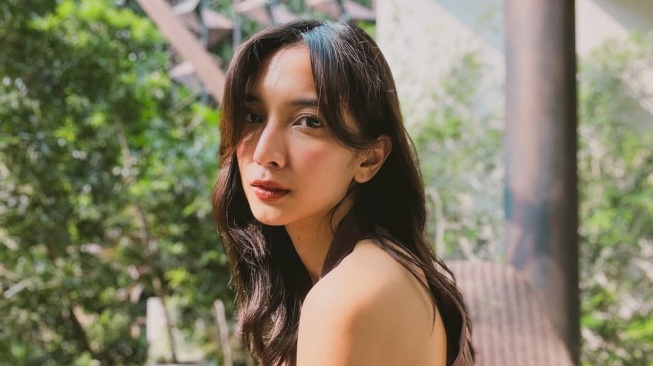 Ayah Mertua Ungkap 'Mode Mute' Sheila Dara, Belum Siap Hadapi Media setelah Vidi Meninggal