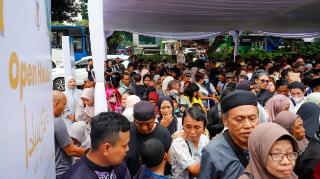 Warga mengantre dan menunggu masuk untuk Halal bihalal bersama Presiden di Istana Negara, Jakarta, Sabtu (21/3/2026). [Suara.com/Alfian Winanto]