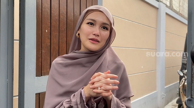 Ayu Ting Ting Kepergok Gandeng Pria, Diduga Mantan Staf Tenaga Ahli Kemenko Polkam