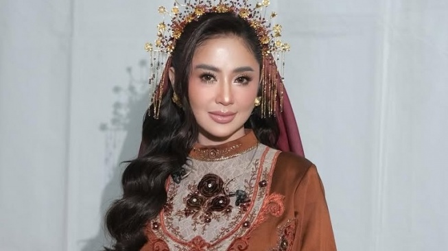 Padahal Gelontorkan Ratusan Juta Rupiah, THR Dewi Perssik untuk Tetangga Dinilai Terlalu Sedikit