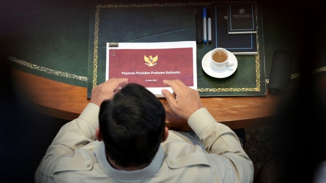 Presiden Prabowo Subianto menegaskan bahwa pemerintah Indonesia tidak pernah berjanji maupun berkomitmen untuk menyumbang sebesar USD 1 miliar kepada Dewan Perdamaian atau Board of Peace (BoP) yang diusung oleh Presiden Amerika Serikat, Donald Trump. [Badan Komunikasi Pemerintah (Bakom) RI]