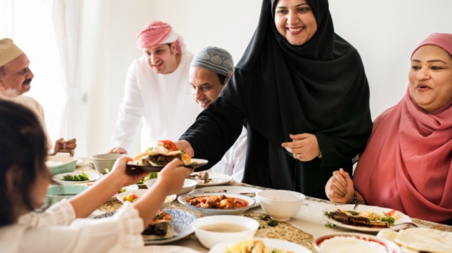 Perut Begah tapi Segan Tolak Suguhan Lebaran? Ini Seni Diplomasi Makan Tanpa Kekenyangan