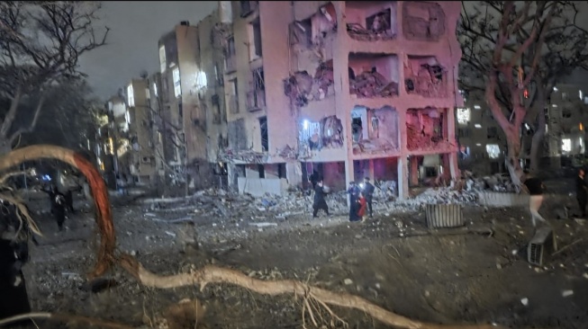 Lebih dari 100 warga sipil Israel terluka setelah Iran meluncurkan gelombang serangan rudal ke wilayah selatan Israel, termasuk ke kota Dimona yang berada dekat fasilitas nuklir. [@IsraelMFA]