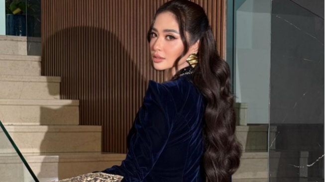 Kena Nyinyir Warganet, Dewi Perssik Bongkar Alasan Selalu Foto di Area Tangga Rumah