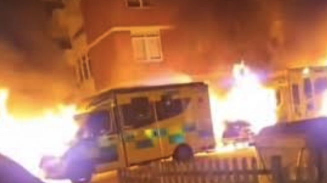 Serangan mengejutkan terjadi di London ketika empat ambulans milik komunitas Yahudi dibakar di luar sinagoga. [Istimewa]