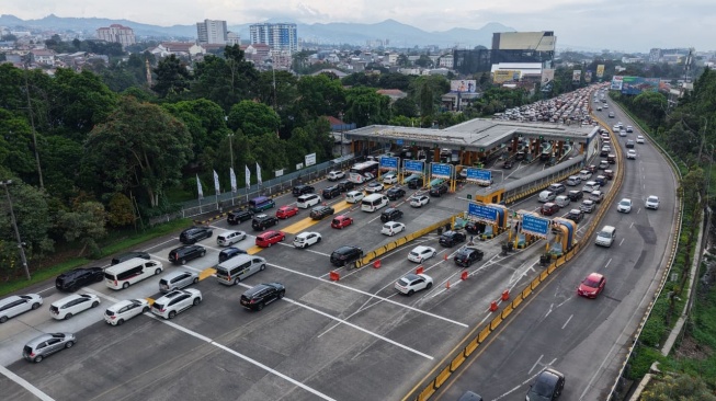 Kendaraan Menuju Puncak Padat, 50.000 Mobil Lalui Tol Jagorawi