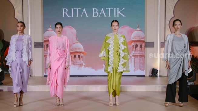 Aneka brand modest fashion unjuk gigi dalam gelaran Fashion Rhapsody 2026 di Pakuwon Mall, Bekasi. [Suara.com/Dini Afrianti]