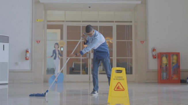Isra dinyatakan lulus sebagai kandidat cleaning service di Mandiri Contact Center (Dok: Kemensos)