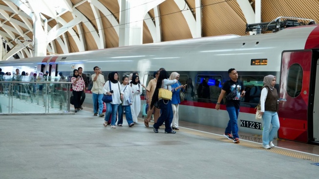 Naik Whoosh Saat Lebaran, Bisa Dapat Diskon Hotel hingga Wisata Gratis