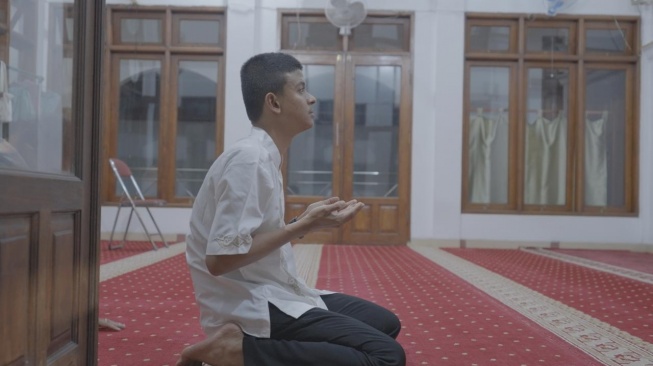 Kisah Difabel Tuli Perdana Dengar Suara Takbiran: Dulu Duniaku Sangat Sunyi