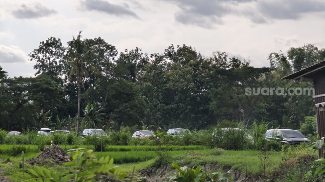 Hindari Macet JogjaSolo, Ratusan Pemudik Pilih Jalur Sawah di Purwomartani Menuju Tol