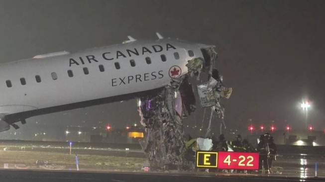 Bandara LaGuardia di New York City ditutup sementara setelah pesawat Air Canada menabrak kendaraan di landasan pacu. [Istimewa]