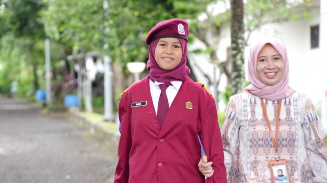 Naila menikmati momen mudik perdana di rumah barunya bersama keluarga di Salodong.  (Dok: Kemensos)