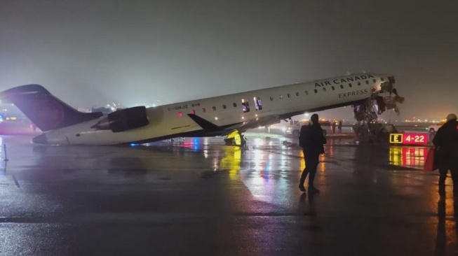 Insiden tragis terjadi di Bandara LaGuardia saat pesawat penumpang milik Air Canada bertabrakan dengan truk pemadam di landasan pacu Bandara LaGuardia, New York, AS, Minggu (22/3) waktu setempat. [Istimewa]