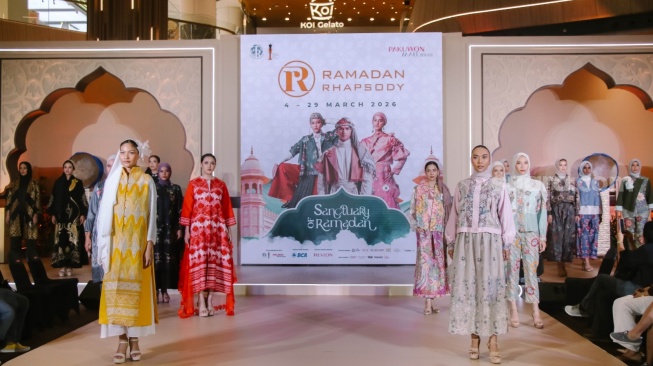 Aneka brand modest fashion unjuk gigi dalam gelaran Fashion Rhapsody 2026 di Pakuwon Mall, Bekasi. [Suara.com/Dini Afrianti]
