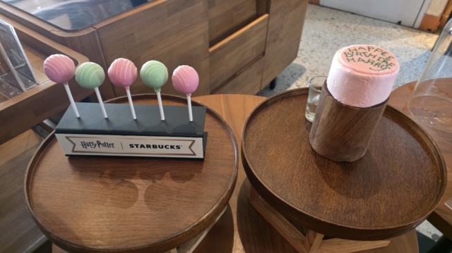 Starbucks dan Harry Potter Bersatu! Rasakan Keajaiban Bubble Meledak Ala Honeydukes di Menu Baru Ini (Suara.com/Dinda)