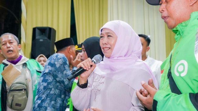 Gubernur Jawa Timur Khofifah Indar Parawansa dalam suasana hangat, akrab dan penuh kebersamaan menutup rangkaian riyayan Idul Fitri 1447 H di kediaman Jemursari Surabaya, Senin (23/3/2026) (Dok: Pemprov Jatim)