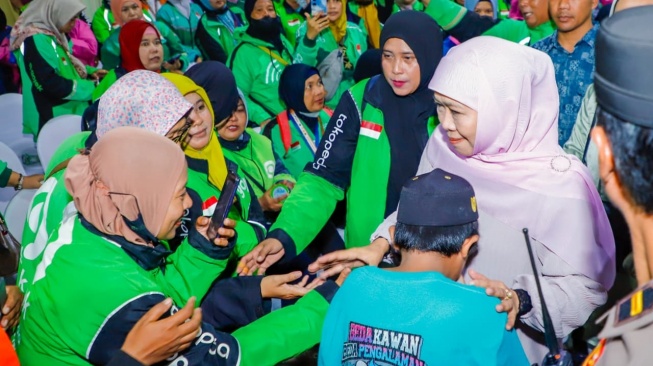 Gubernur Khofifah memberikan perhatian nyata, khususnya bagi pengemudi perempuan yang banyak berperan sebagai tulang punggung keluarga (Dok: Pemprov Jatim)