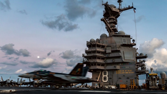 Kapal induk USS Gerald R Ford beroperasi di sekitar Laut Mediterania untuk menjaga Israel dari serangan Iran. [US Central Command]