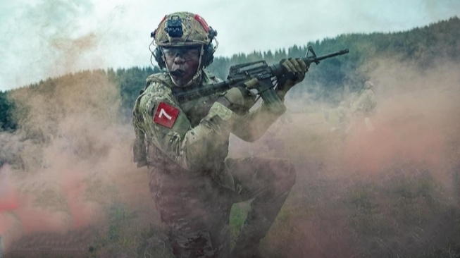 Total Action Package! Film War Machine Suguhkan Hiburan Murni Tanpa Pretensi Mendalam