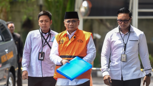 Tersangka kasus dugaan korupsi Yaqut Cholil Qoumas (tengah) berjalan menuju ruang pemeriksaan di Gedung Merah Putih KPK, Jakarta, Rabu (25/3/2026). [ANTARA FOTO/Indrianto Eko Suwarso/tom]