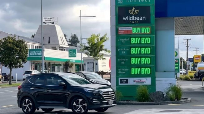 Viral Papan SPBU Tulis 'BUY BYD' Bukan Harga, Bukti Perang Iran Bikin Warga Pindah ke Mobil Listrik?