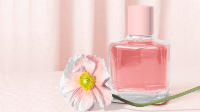 5 Rekomendasi Parfum Wanita Tahan Lama yang Bisa Isi Ulang