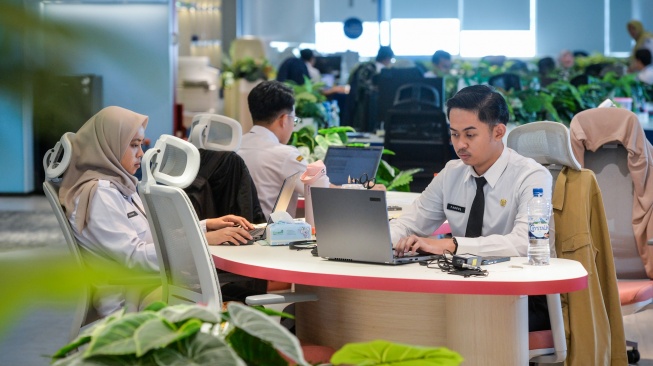 Aparatur Sipil Negara (ASN) menggunakan laptop saat hari pertama kerja usai libur Lebaran di Balai Kota DKI Jakarta, Rabu (25/3/2026). [ANTARA FOTO/Putra M. Akbar/tom]